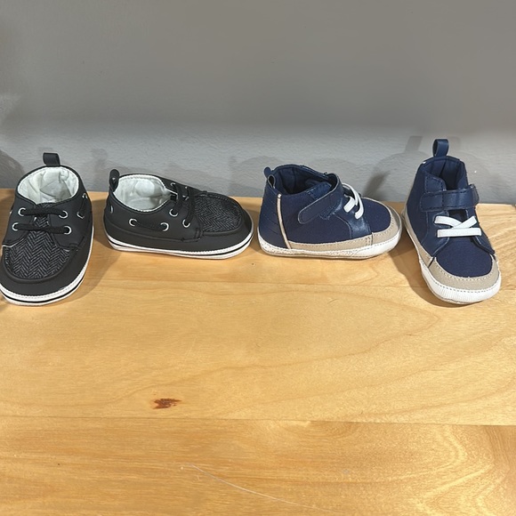 2 pairs CARTERS of baby boy crib shoe size 3-6 months - Picture 2 of 15